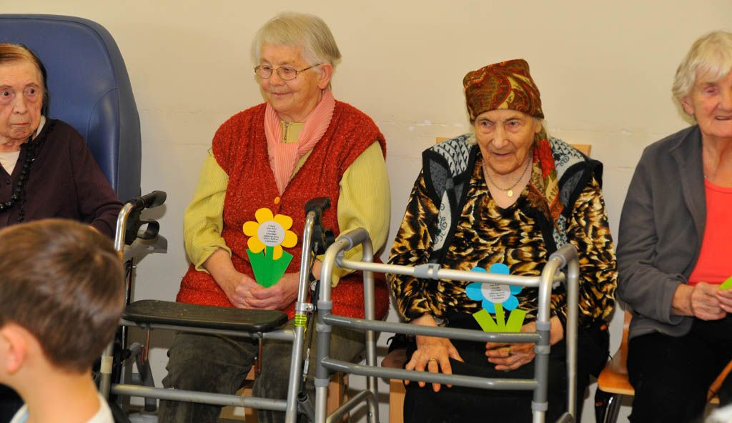 Laurki, życzenia i dziecięcy uśmiech w Domu Seniora