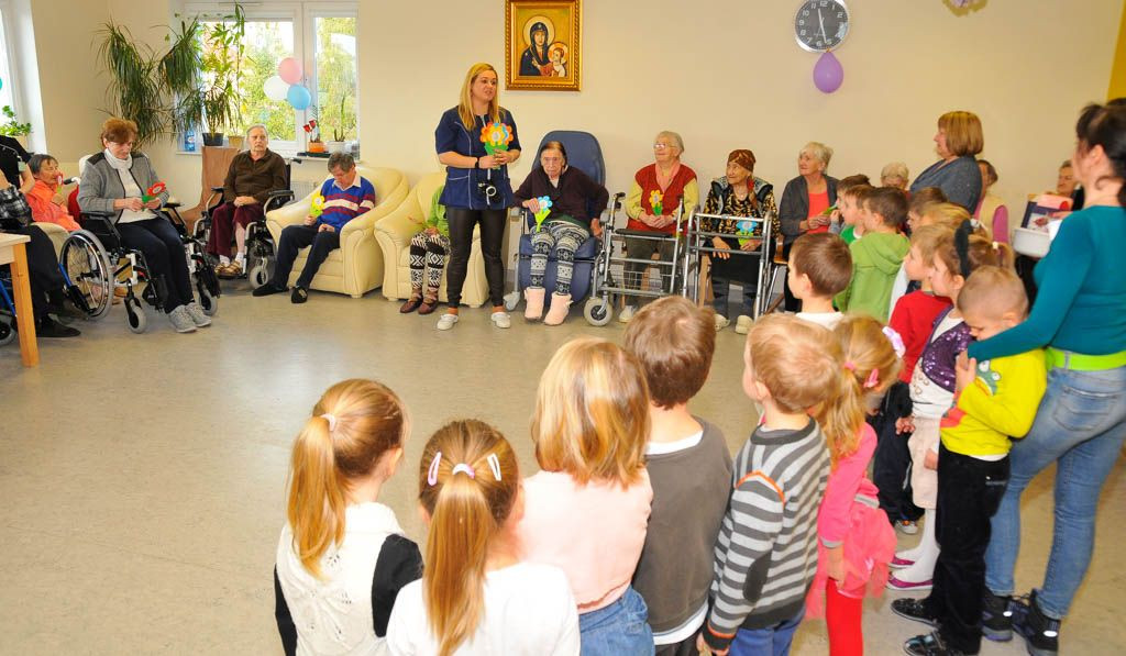 Laurki, życzenia i dziecięcy uśmiech w Domu Seniora