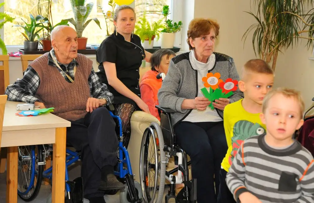 Laurki, życzenia i dziecięcy uśmiech w Domu Seniora