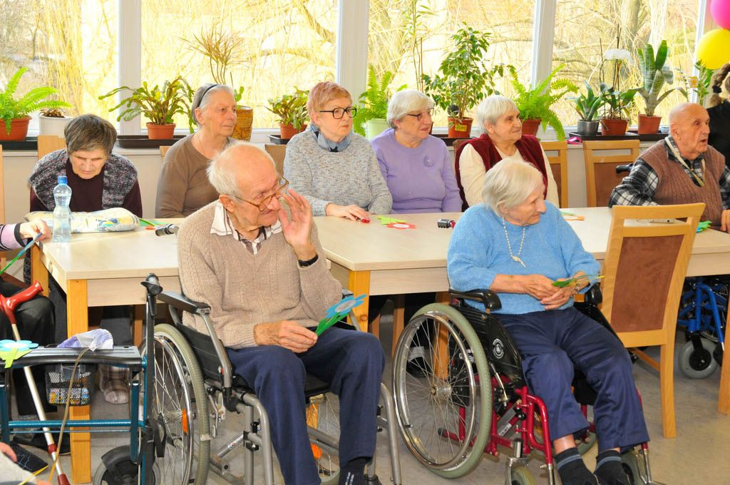Laurki, życzenia i dziecięcy uśmiech w Domu Seniora