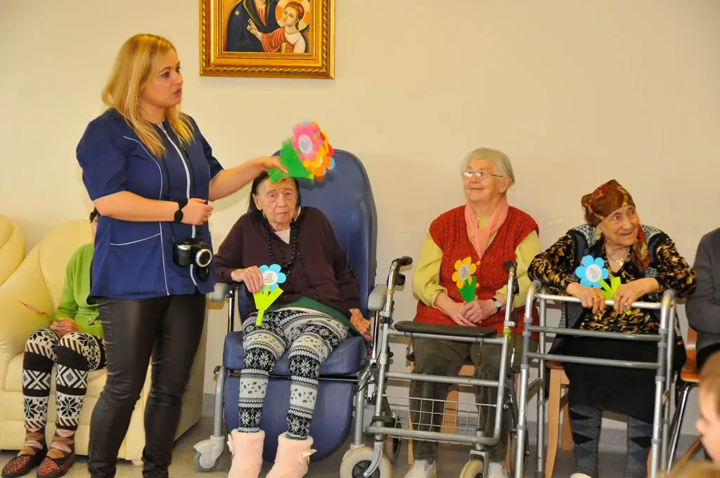 Laurki, życzenia i dziecięcy uśmiech w Domu Seniora
