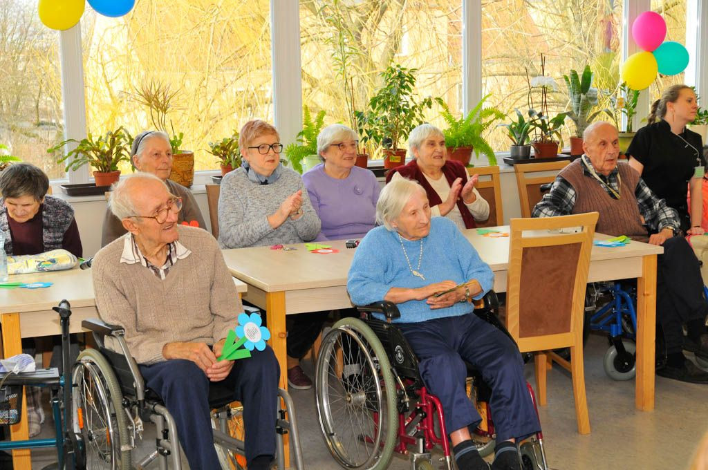 Laurki, życzenia i dziecięcy uśmiech w Domu Seniora