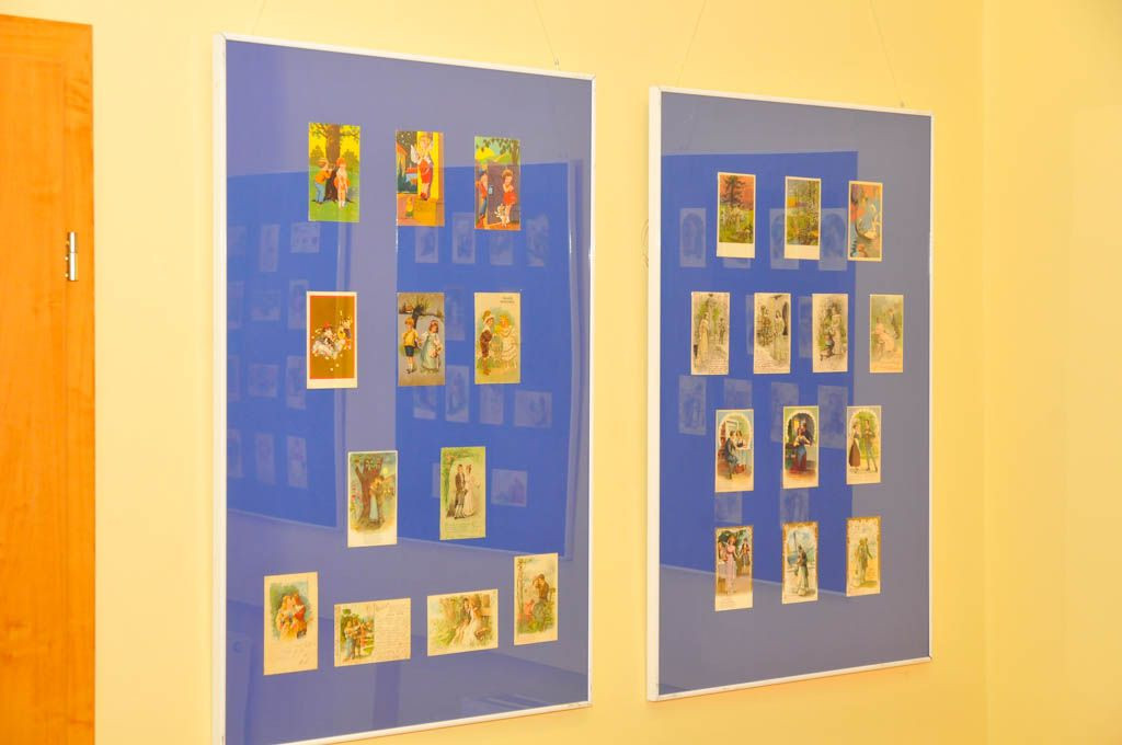 Ekspozycja dawnych pocztówek z motywami miłosnymi