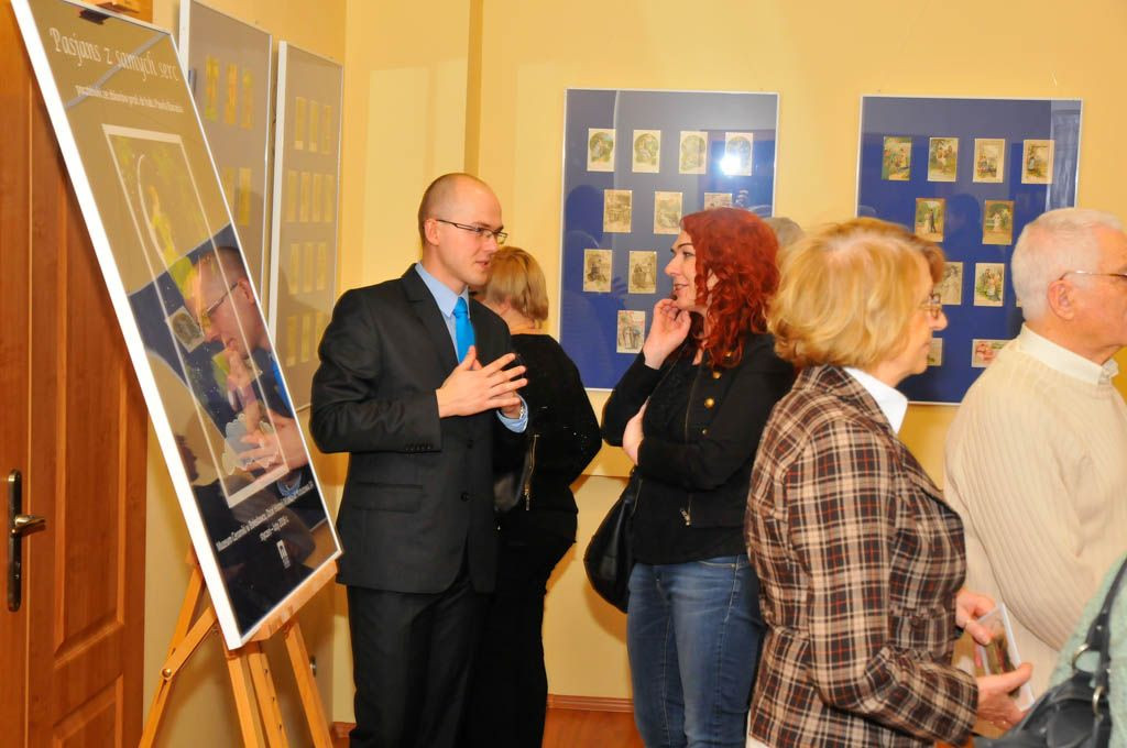 Ekspozycja dawnych pocztówek z motywami miłosnymi