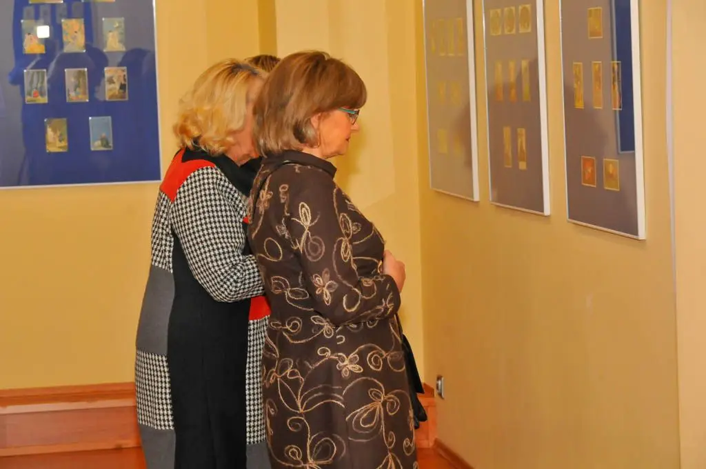 Ekspozycja dawnych pocztówek z motywami miłosnymi
