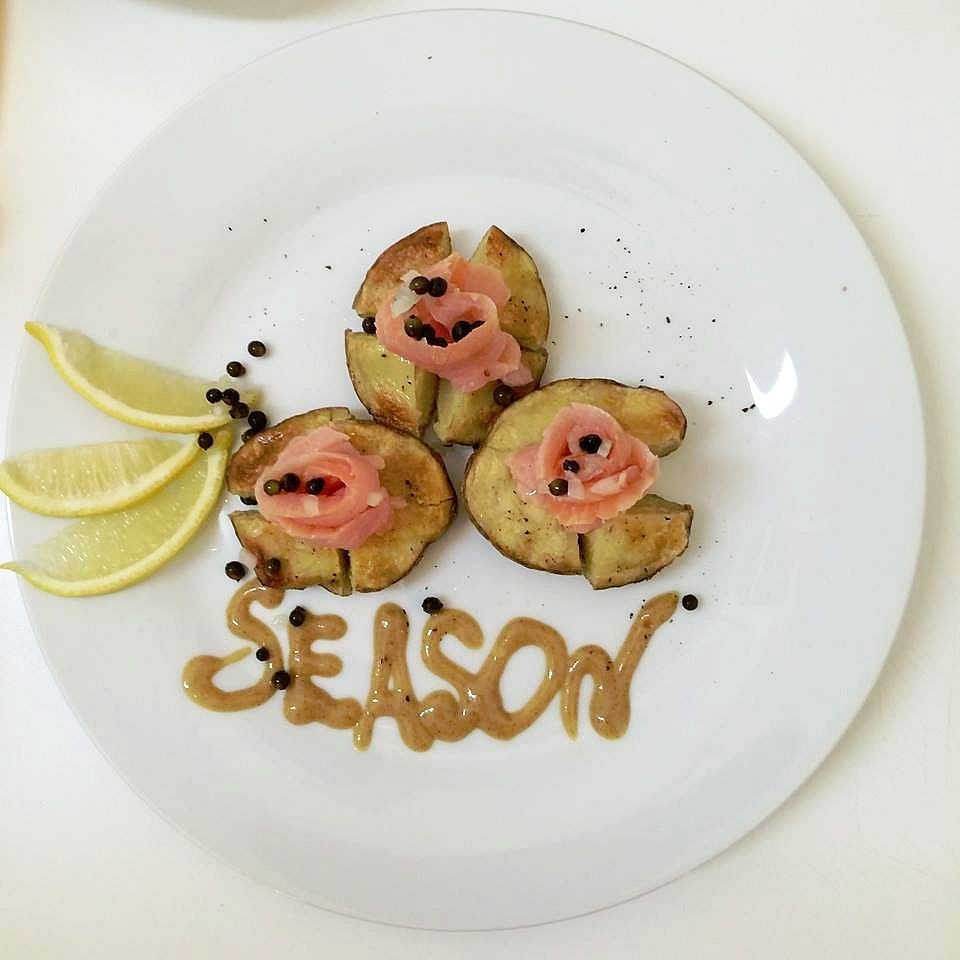 Łosoś w cytrynie na pieczonym ziemniaku