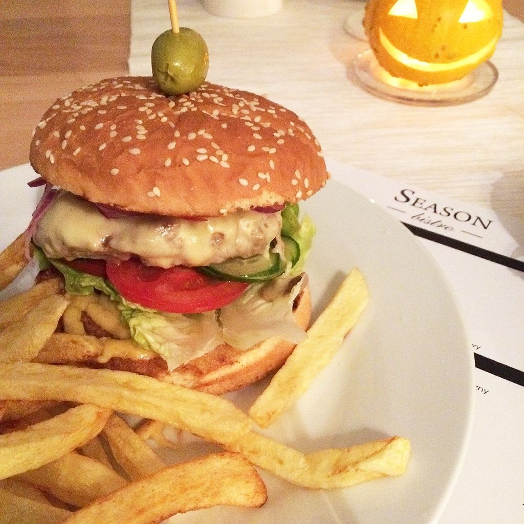 Burger 100% wołowiny z domowymi frytkami