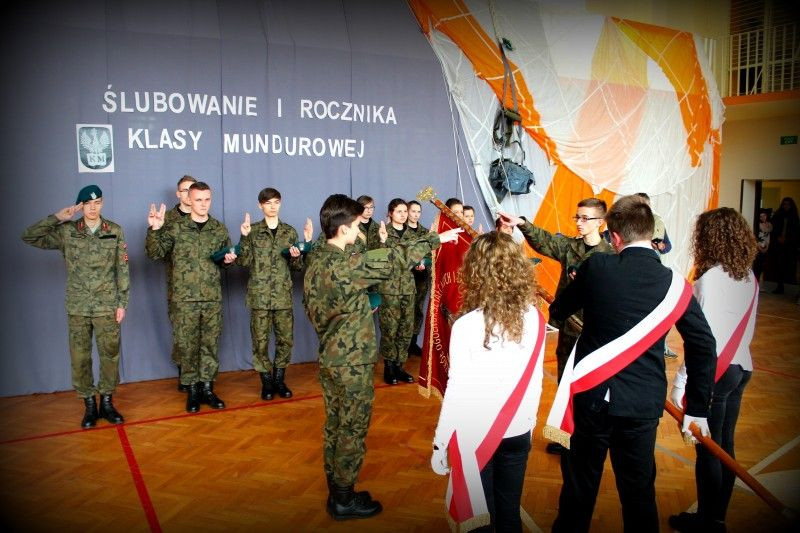 Niemal jak w wojsku. Klasa mundurowa w ZSOiZ