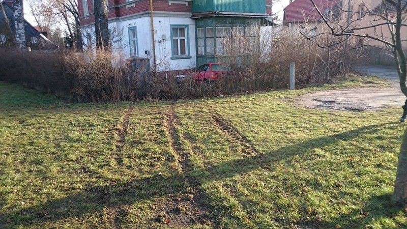 Kierowca Audi zdewastował latarnię i wpadł na posesję