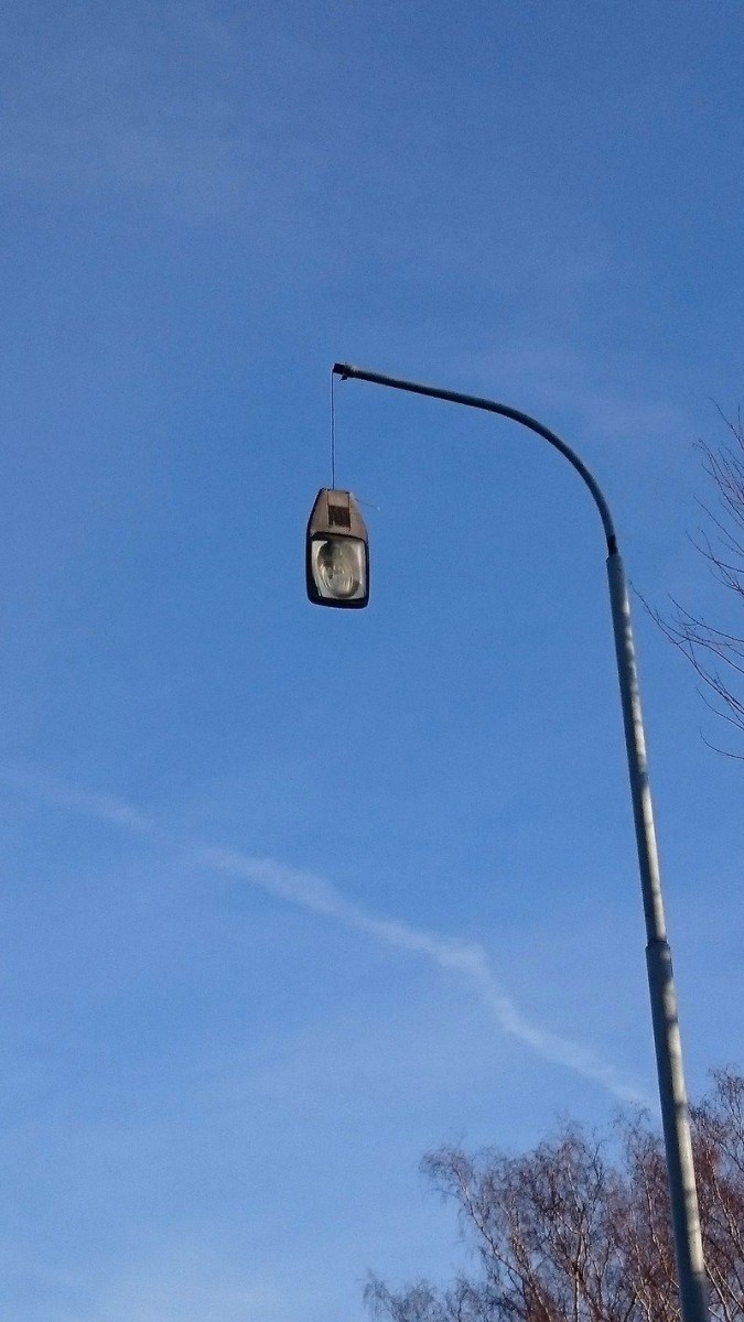 Kierowca Audi zdewastował latarnię i wpadł na posesję