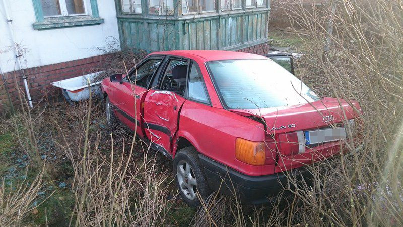 Kierowca Audi zdewastował latarnię i wpadł na posesję