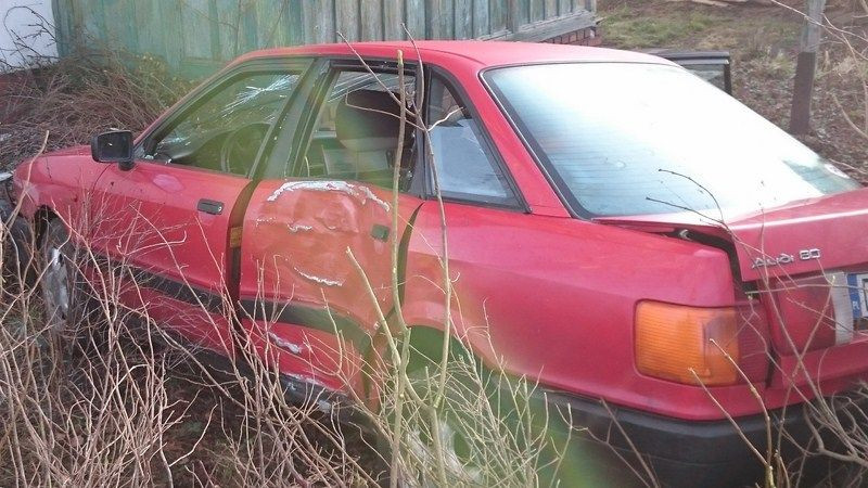 Kierowca Audi zdewastował latarnię i wpadł na posesję