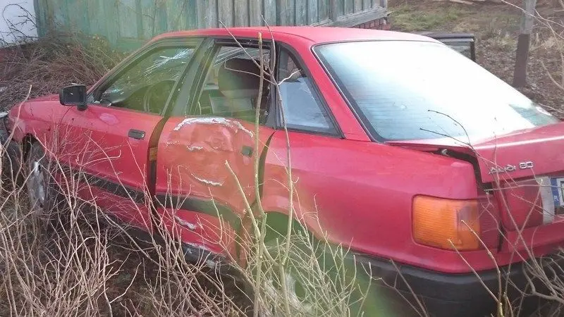 Kierowca Audi zdewastował latarnię i wpadł na posesję