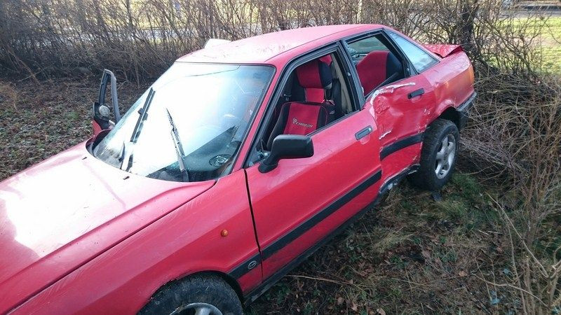 Kierowca Audi zdewastował latarnię i wpadł na posesję