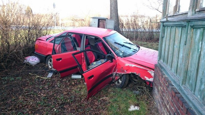 Kierowca Audi zdewastował latarnię i wpadł na posesję