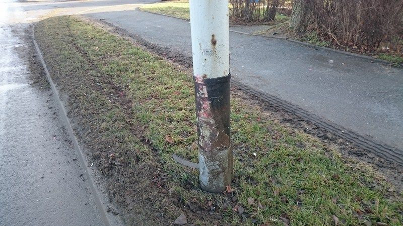 Kierowca Audi zdewastował latarnię i wpadł na posesję