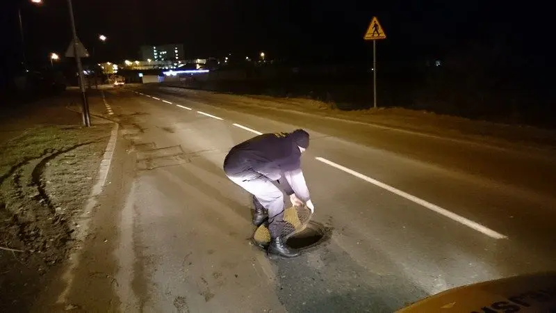 Otwarta studzienka kanalizacyjna. Mogła być przyczyną wypadku