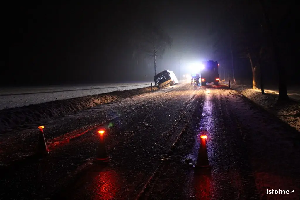 Auotobus zderzył się z osobówką - jedna osoba ranna