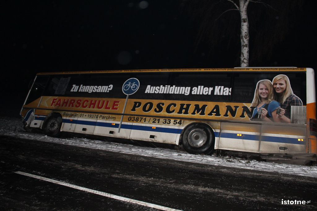 Auotobus zderzył się z osobówką - jedna osoba ranna