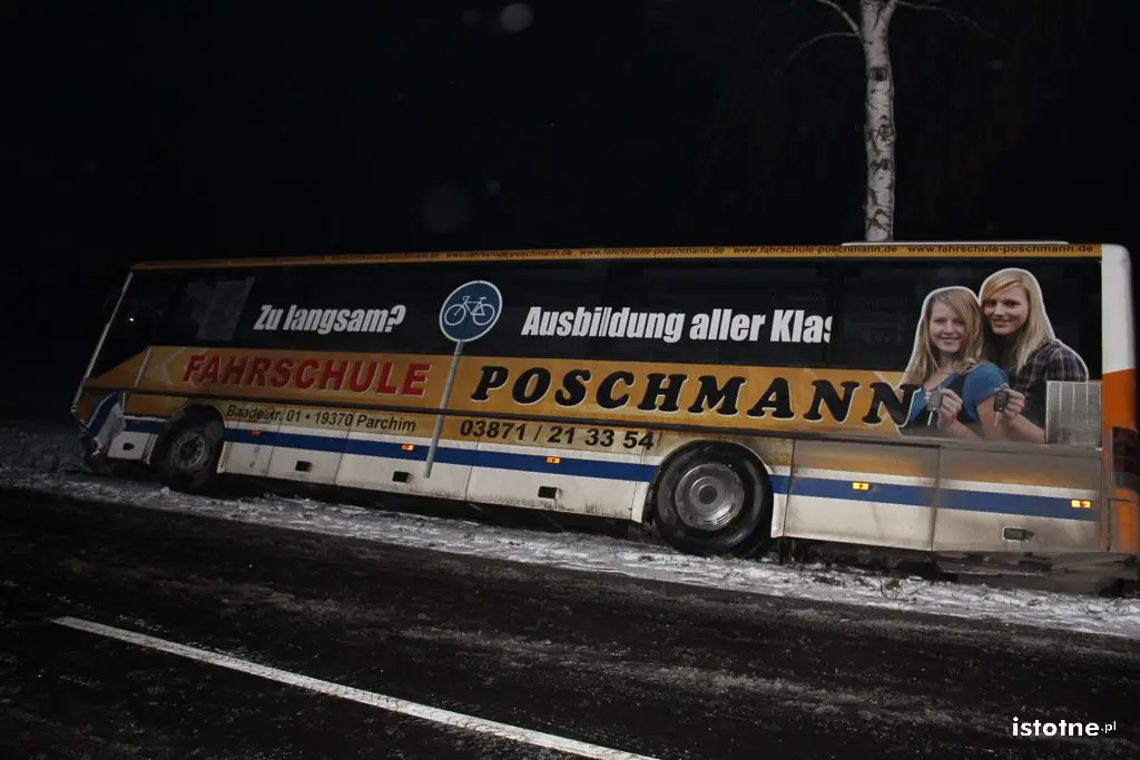 Auotobus zderzył się z osobówką - jedna osoba ranna