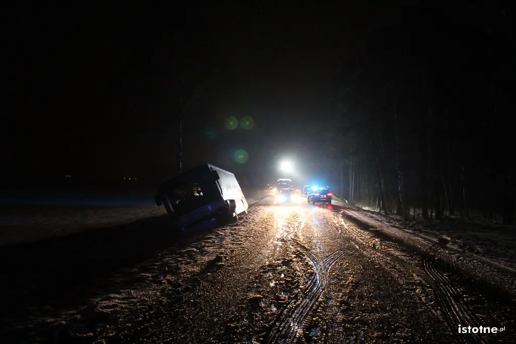 Auotobus zderzył się z osobówką - jedna osoba ranna