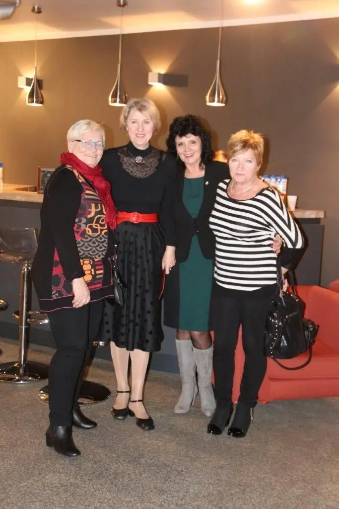 Wiesława Olczyk ze słuchaczkami Uniwersytetu Trzeciego Wieku