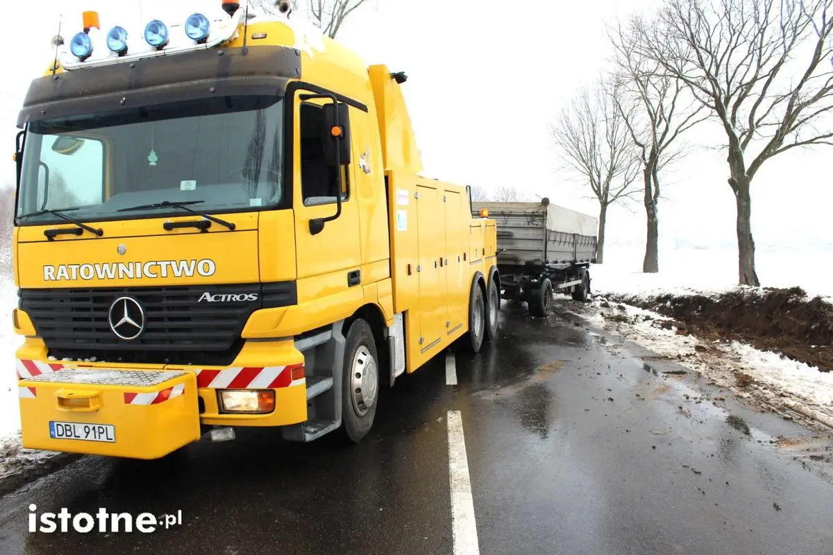Ciężarówka z 24-t ładunkiem zsunęła się do rowu
