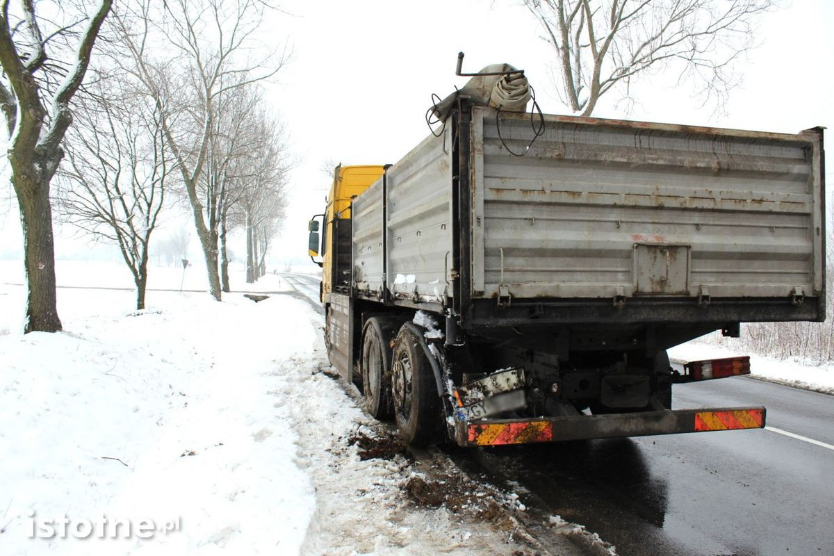 Ciężarówka z 24-t ładunkiem zsunęła się do rowu