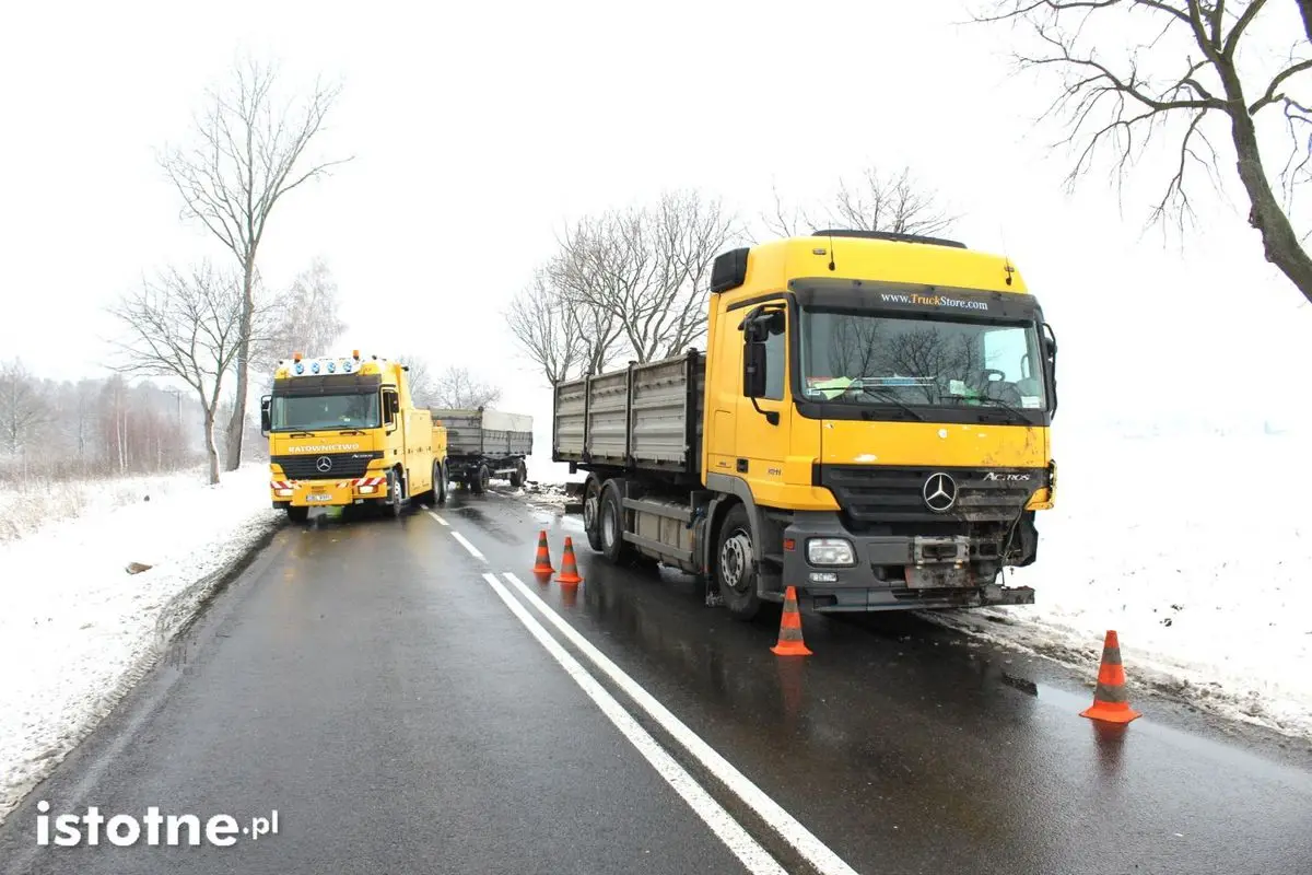 Ciężarówka z 24-t ładunkiem zsunęła się do rowu