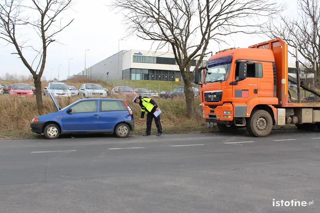 Pięć osób rannych po zderzeniu ciężarówki i dwóch osobówek