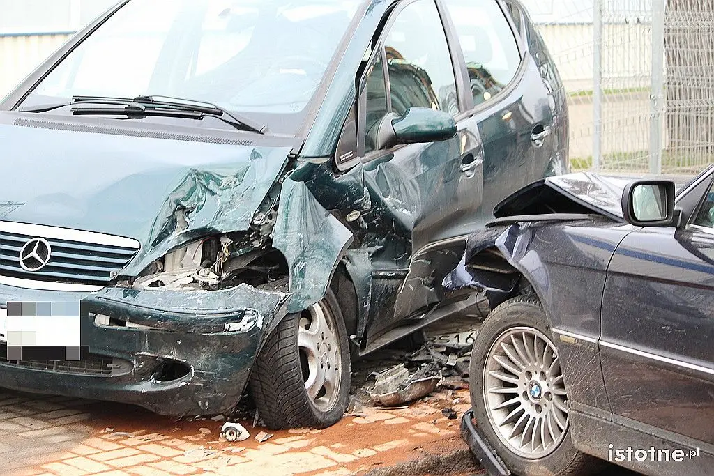 Zderzenie BMW z Mercedesem na Dolnych Młynach