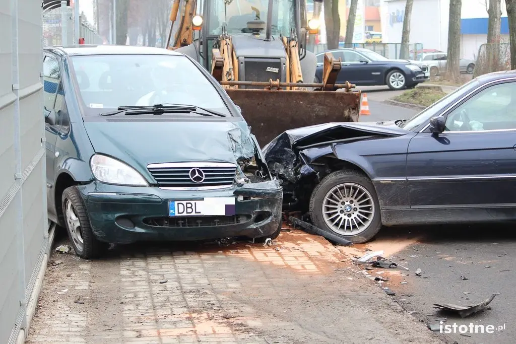 Zderzenie BMW z Mercedesem na Dolnych Młynach