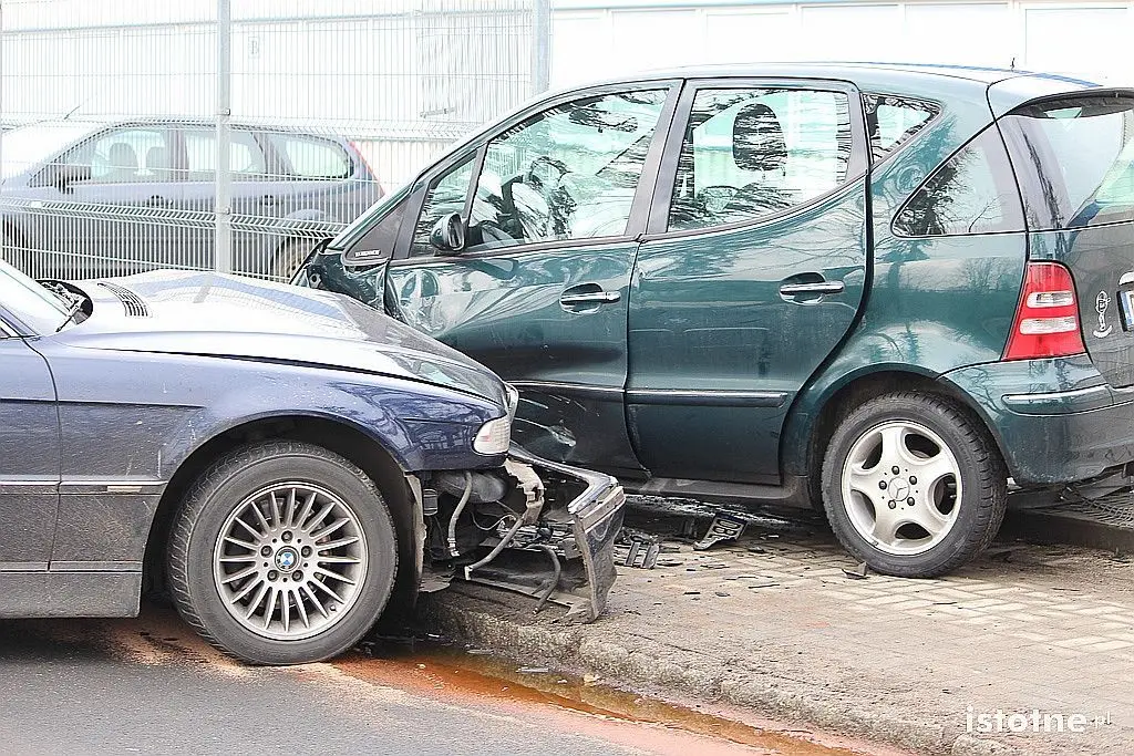 Zderzenie BMW z Mercedesem na Dolnych Młynach