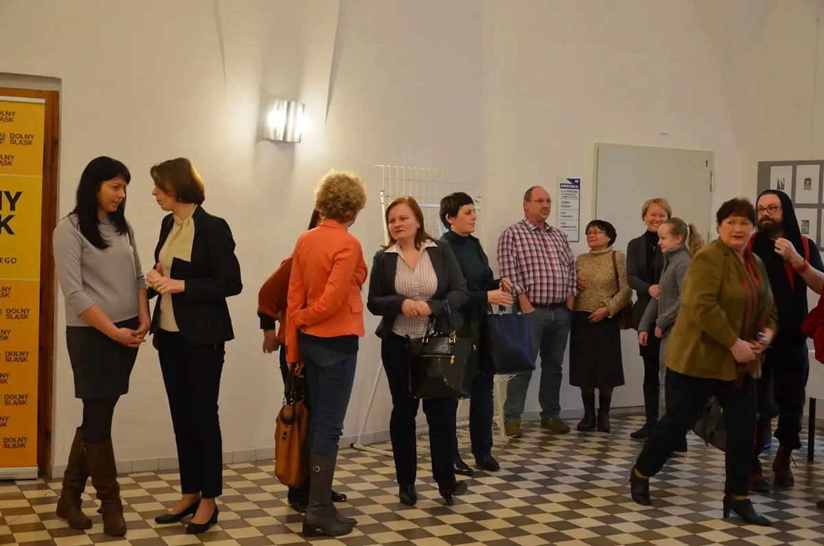Magdalena Konieczna na wernisażu ekslibrisów
