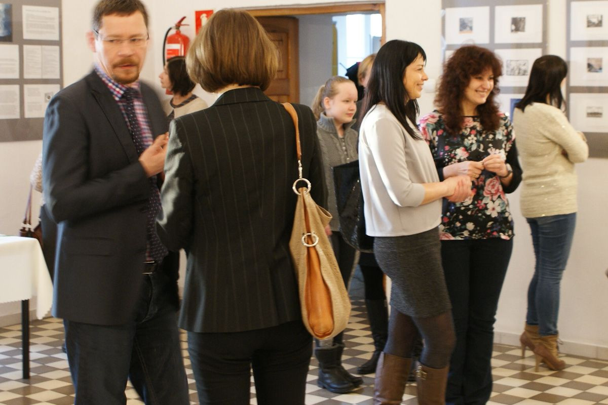 Magdalena Konieczna na wernisażu ekslibrisów