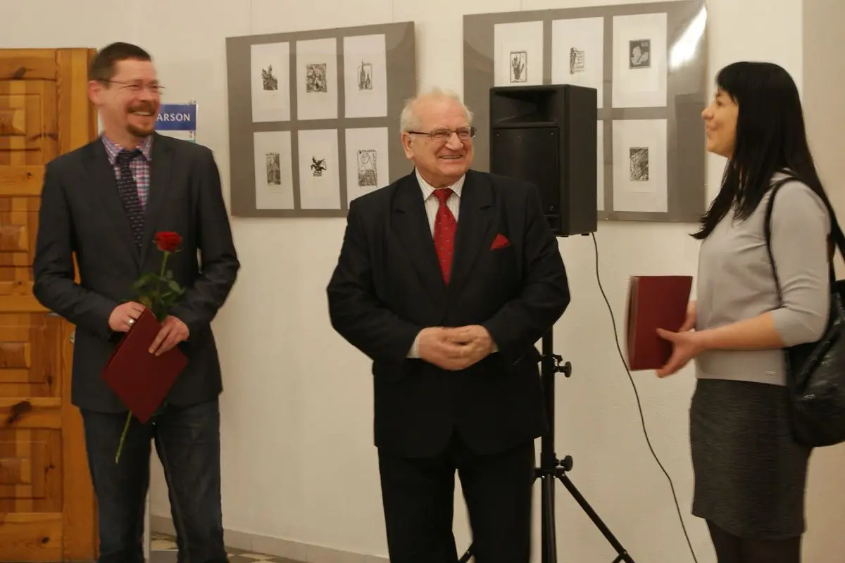 Magdalena Konieczna na wernisażu ekslibrisów