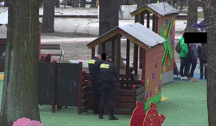 Piją alkohol na placach zabaw, udają ninja i niszczą mienie