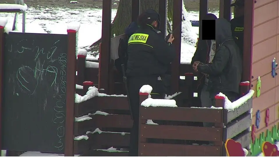 Piją alkohol na placach zabaw, udają ninja i niszczą mienie