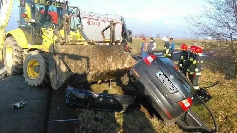 Skoda zderzyła się z koparkoładowarką
