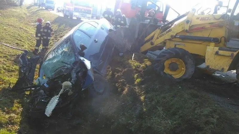 Skoda zderzyła się z koparkoładowarką