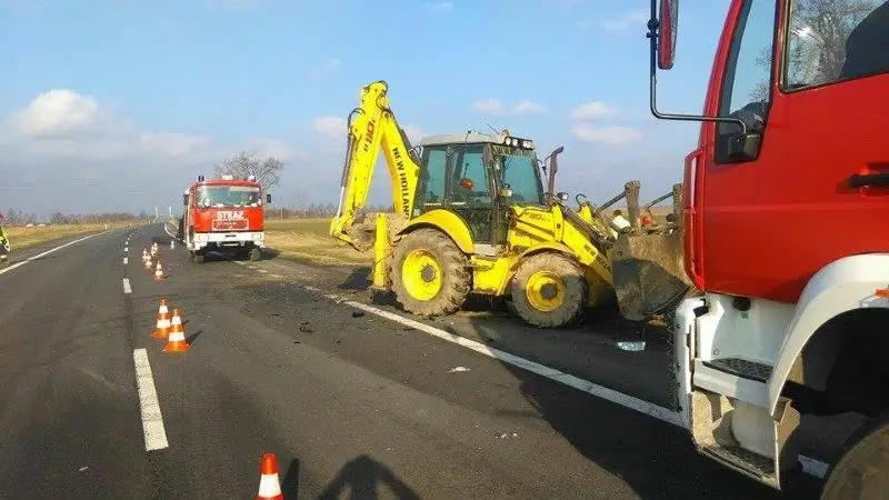 Skoda zderzyła się z koparkoładowarką