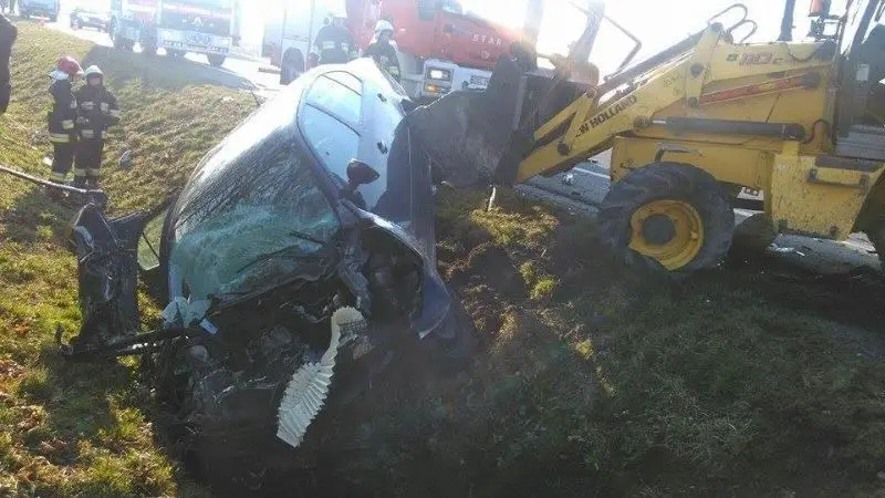 Skoda zderzyła się z koparkoładowarką