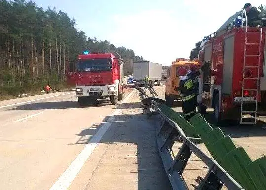Samochód ciężarowy uderzył w barierkę na A18