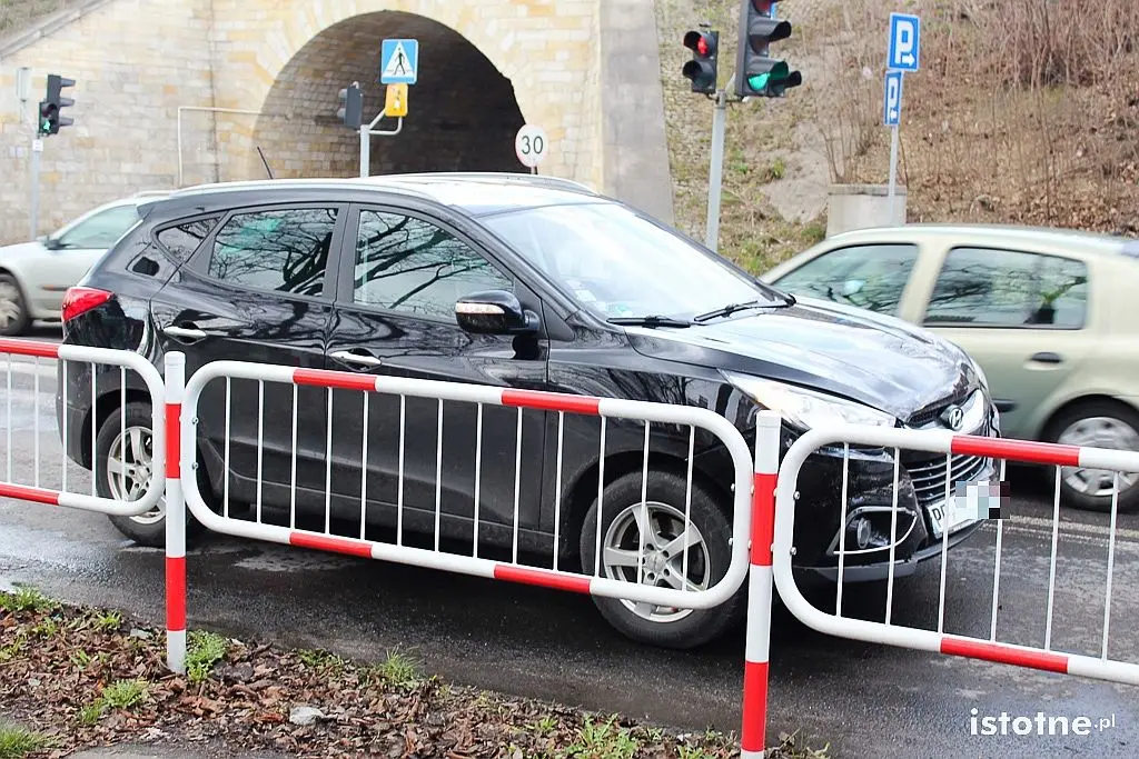 Kolizja trzech aut koło wiaduktu