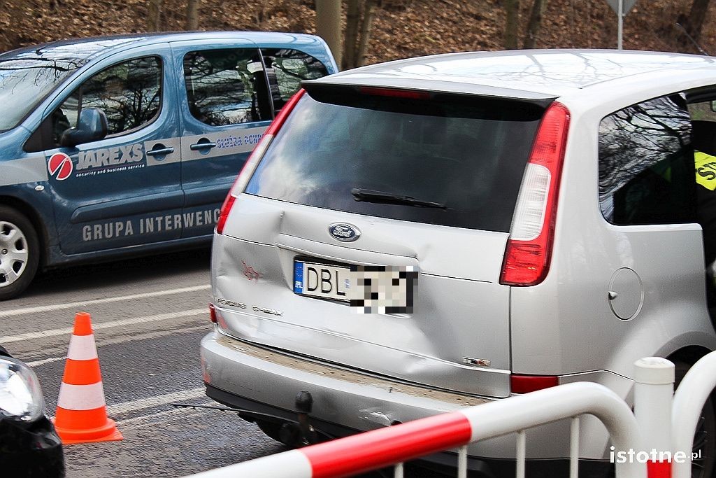 Kolizja trzech aut koło wiaduktu