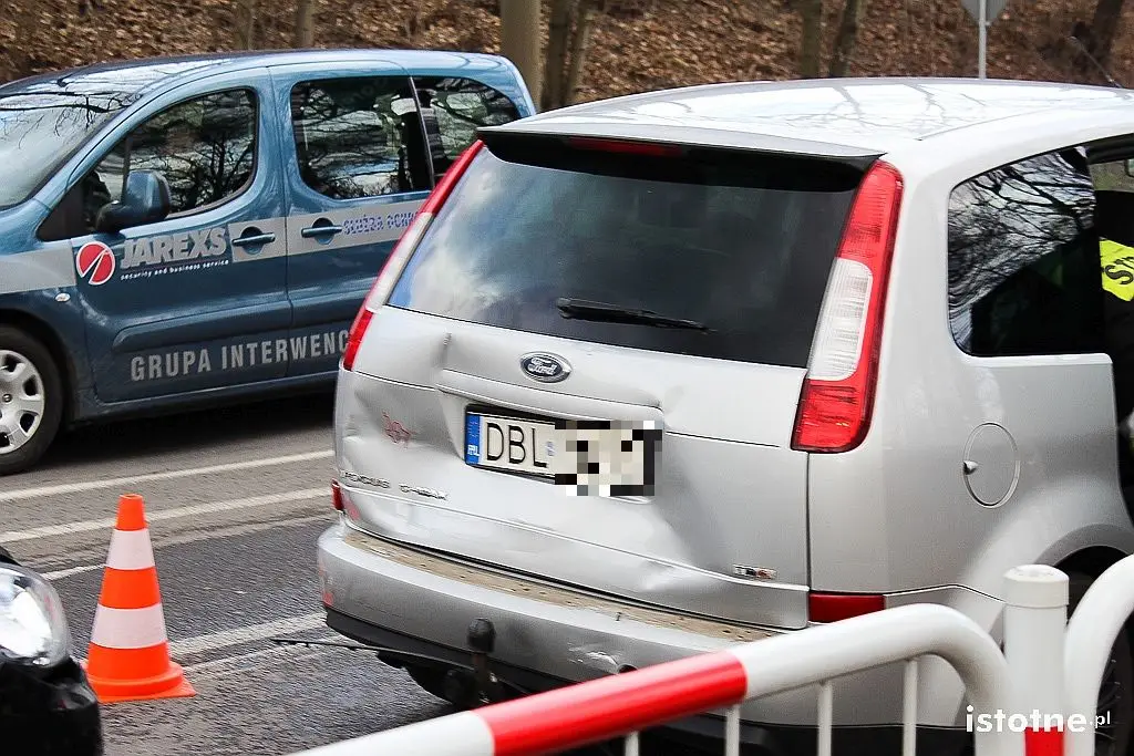 Kolizja trzech aut koło wiaduktu