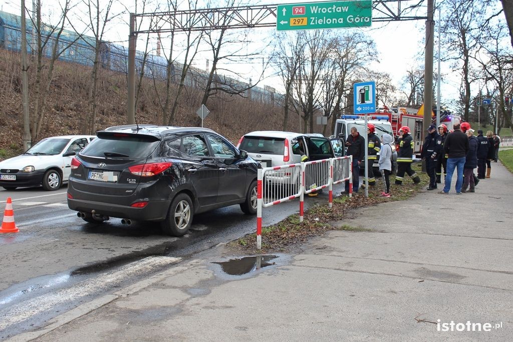 Kolizja trzech aut koło wiaduktu