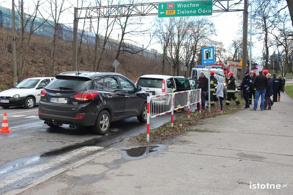 Kolizja trzech aut koło wiaduktu