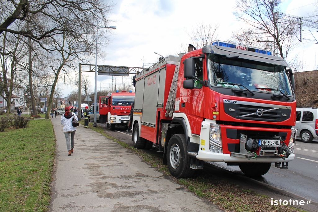 Kolizja trzech aut koło wiaduktu