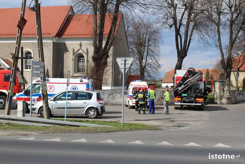 Bus najechał na tył Renault – trzy osoby ranne